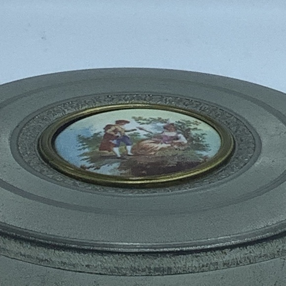 Vintage Sprague Round Metal Box with Country Scene Insert - Picture 2 of 6